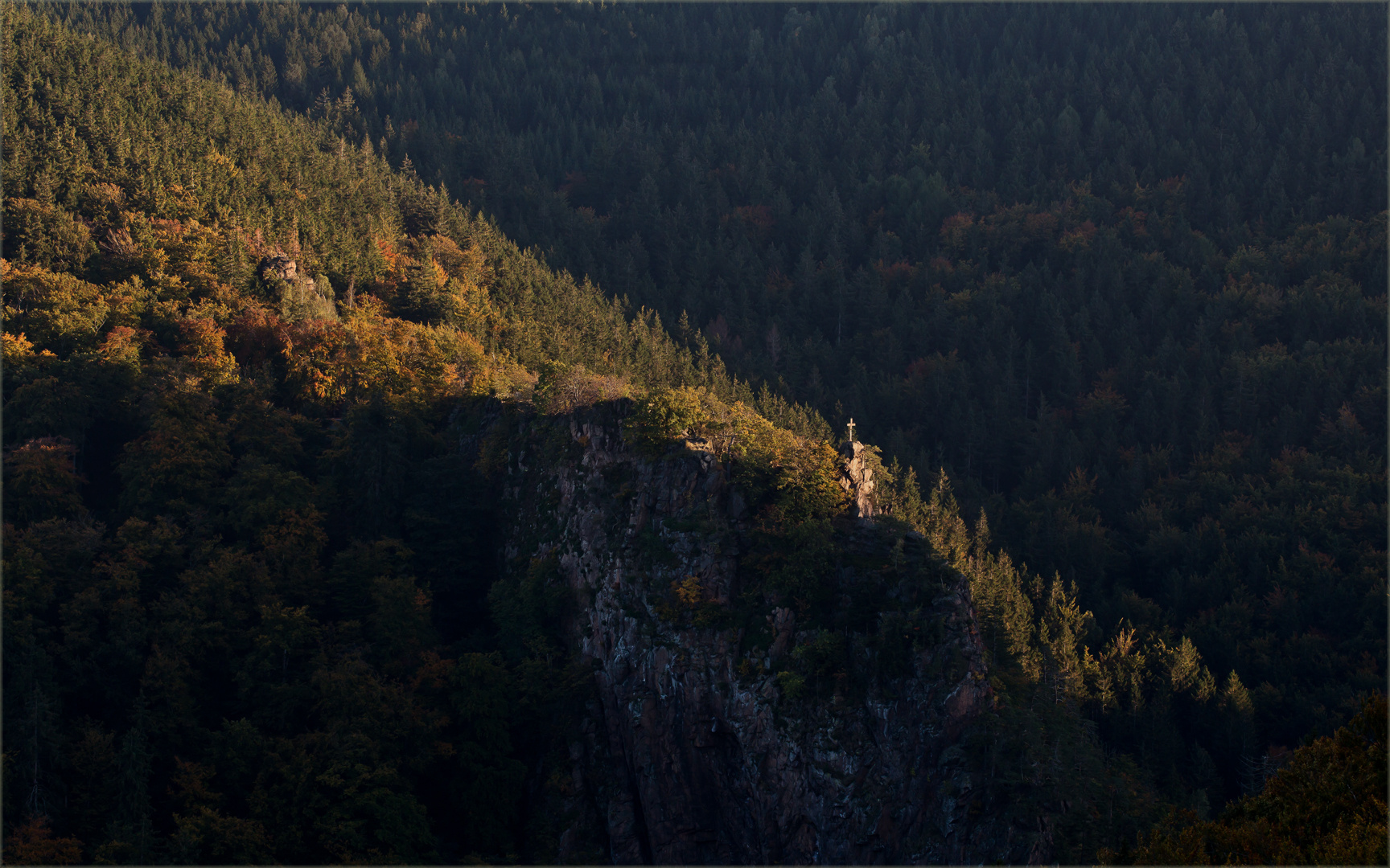 Ein Kreuz im Gebirge