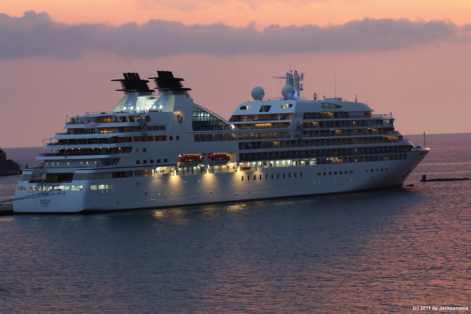 Ein Kreuzfahrtschiff im Hafen von Kusadasi