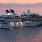 Ein Kreuzfahrtschiff im Hafen von Kusadasi