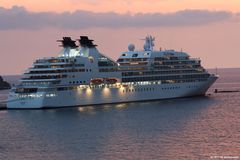 Ein Kreuzfahrtschiff im Hafen von Kusadasi