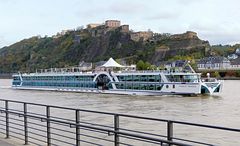 Ein Kreuzfahrtschiff in Koblenz