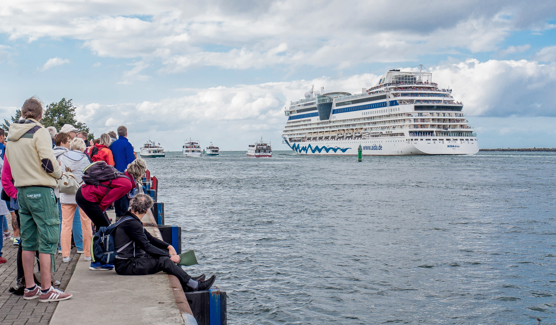 Ein Kreuzfahrtschiff läuft aus ...