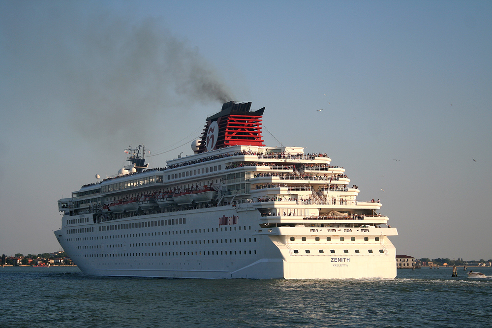 Ein Kreuzfahrtschiff verlässt Venedig