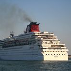 Ein Kreuzfahrtschiff verlässt Venedig