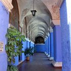 Ein Kreuzgang im Kloster Santa Catalina In Arequipa