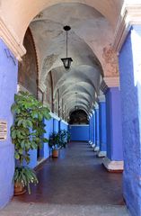 Ein Kreuzgang im Kloster Santa Catalina In Arequipa