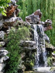 Ein Künstlicher Wasserfall im Luisenpark Mannheim