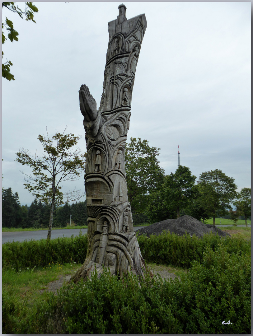 Ein kunstvoll geschnitzter Baum