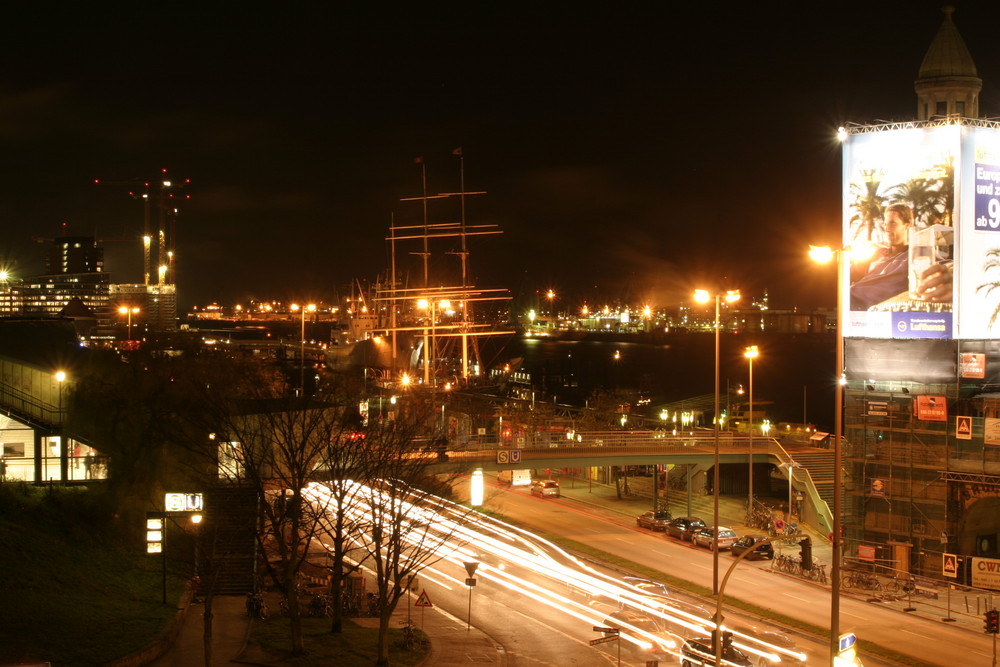 ein kurzer Blick zum Hafen...