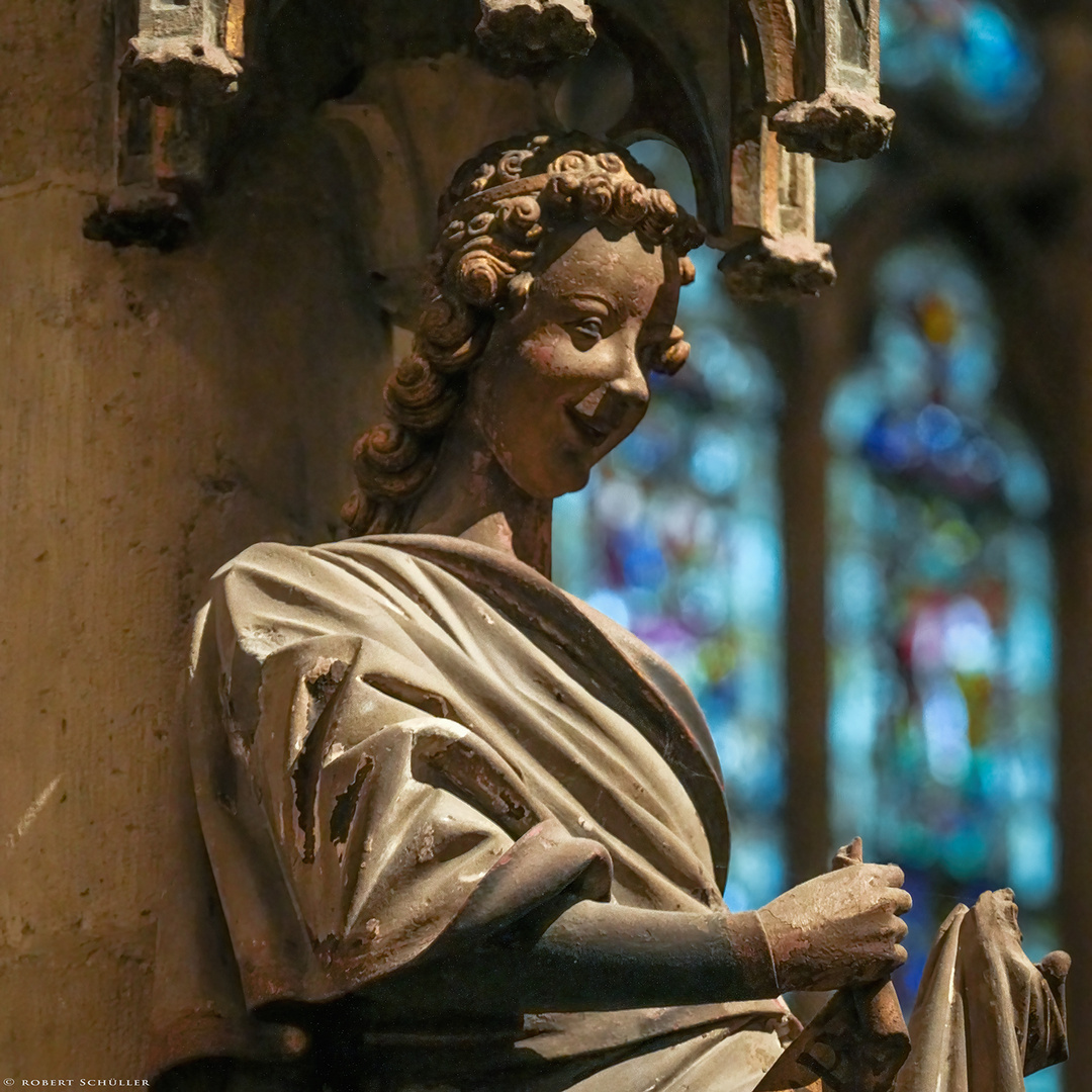  Ein lachender Superstar aus Stein im Regensburger Dom