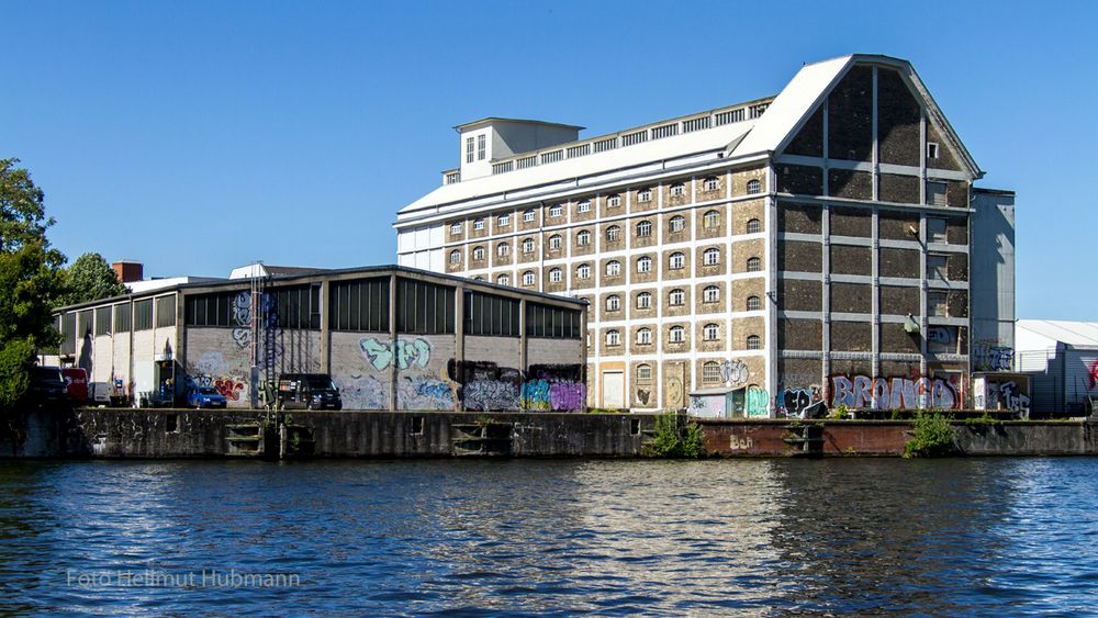 EIN LAGERHAUS AN DER SPREE - IM LANDE DER AUTOS