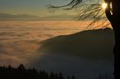 Ein Land verschwindet unter dem Hochnebel by Kosche Günther 