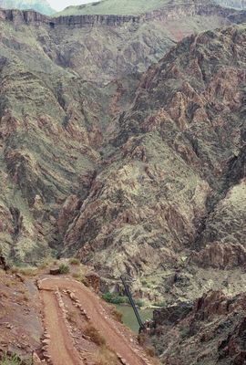 Ein langer Abstieg . . .  zum Colorado River