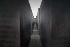 Ein langer Gang im Holocaust Mahnmal zu Berlin...