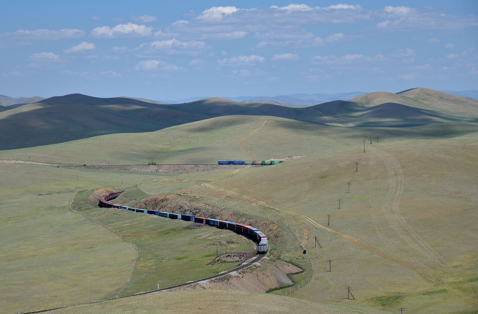 Ein langer Güterzug mit 2TE116 schlängelt sich am 28.06.18 nach Ulaanbaatar.