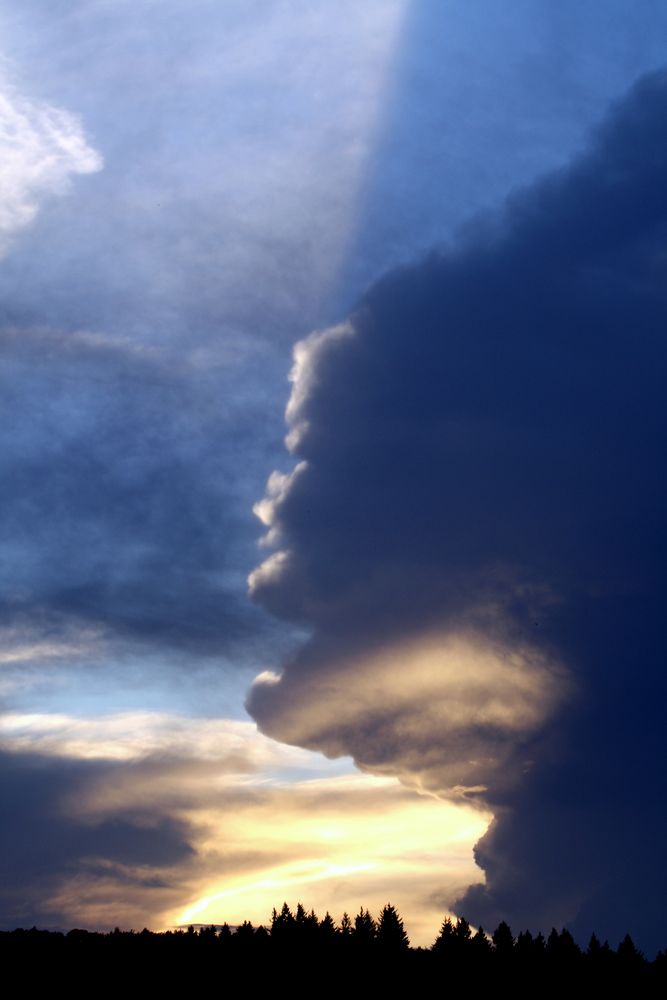 Ein lauer Sommerabend weicht einem aufkommendem Gewitter von tomgerte 