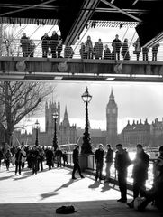 Ein lebendiger Big Ben am turbulenten Themse-Ufer