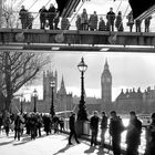 Ein lebendiger Big Ben am turbulenten Themse-Ufer