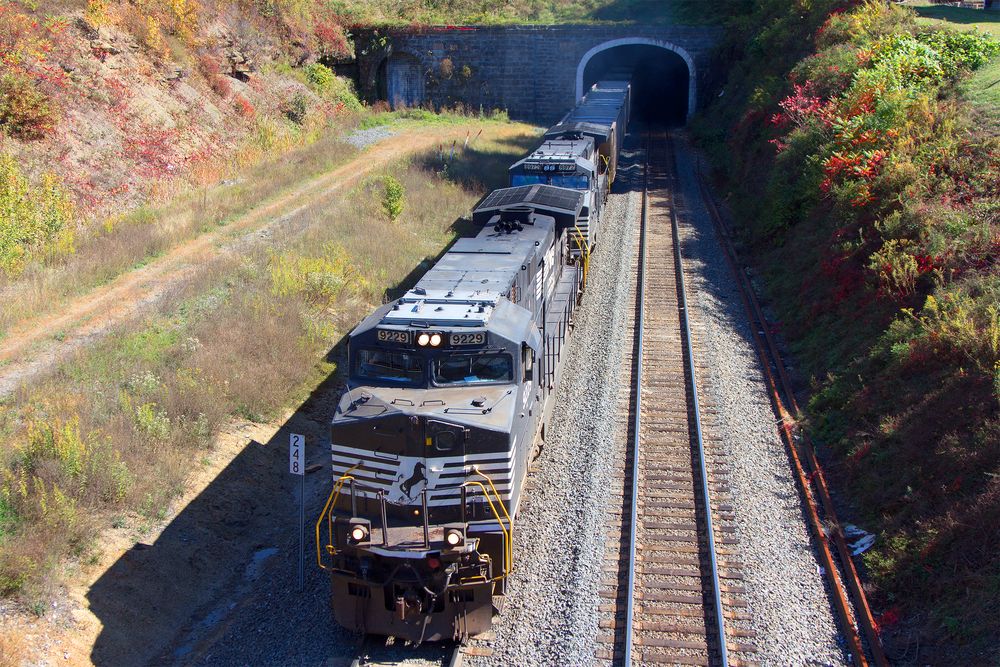 Ein leerer Kohlezug der Norfolk & Southern mit NS#9223 als Führungslok verlässt den Alegheny Tunnel