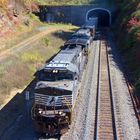 Ein leerer Kohlezug der Norfolk & Southern mit NS#9223 als Führungslok verlässt den Alegheny Tunnel