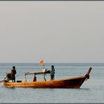 Ein leeres Longtailboot wartet auf Gäste...