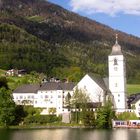 Ein letzter Blick vom Fahrgastschiff auf St.Wolfgang mit der katholischen Pfarrkirche