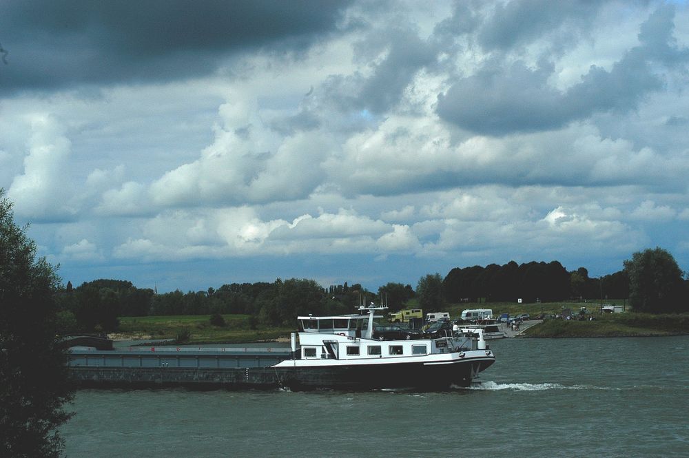 EIN LETZTER BLICK VOR DEM ABEND - BROT AM RHEIN