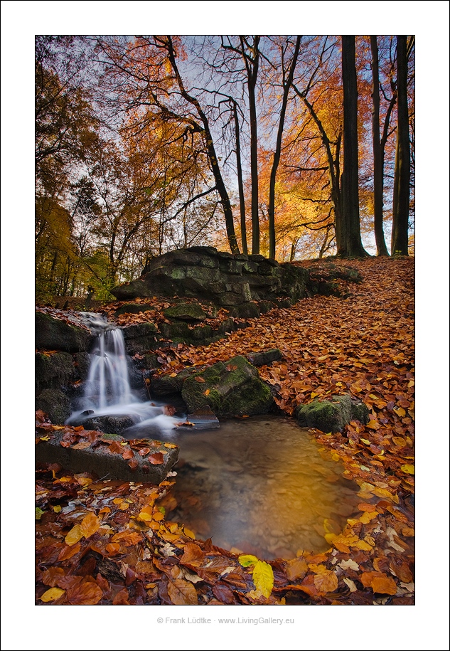 Ein letzter Herbstgruß aus dem Rumbachtal mit Wasserfall