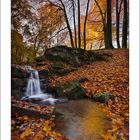 Ein letzter Herbstgruß aus dem Rumbachtal mit Wasserfall