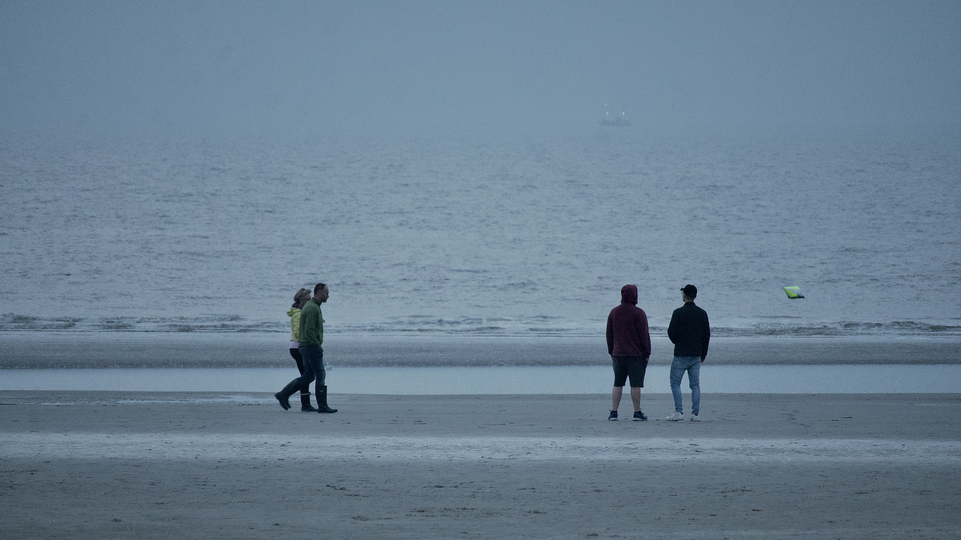 Ein letzter Spaziergang am Strand im Herbst 