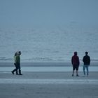 Ein letzter Spaziergang am Strand im Herbst 