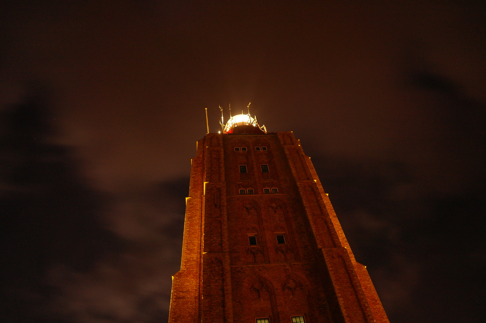 Ein leuchtender Turm