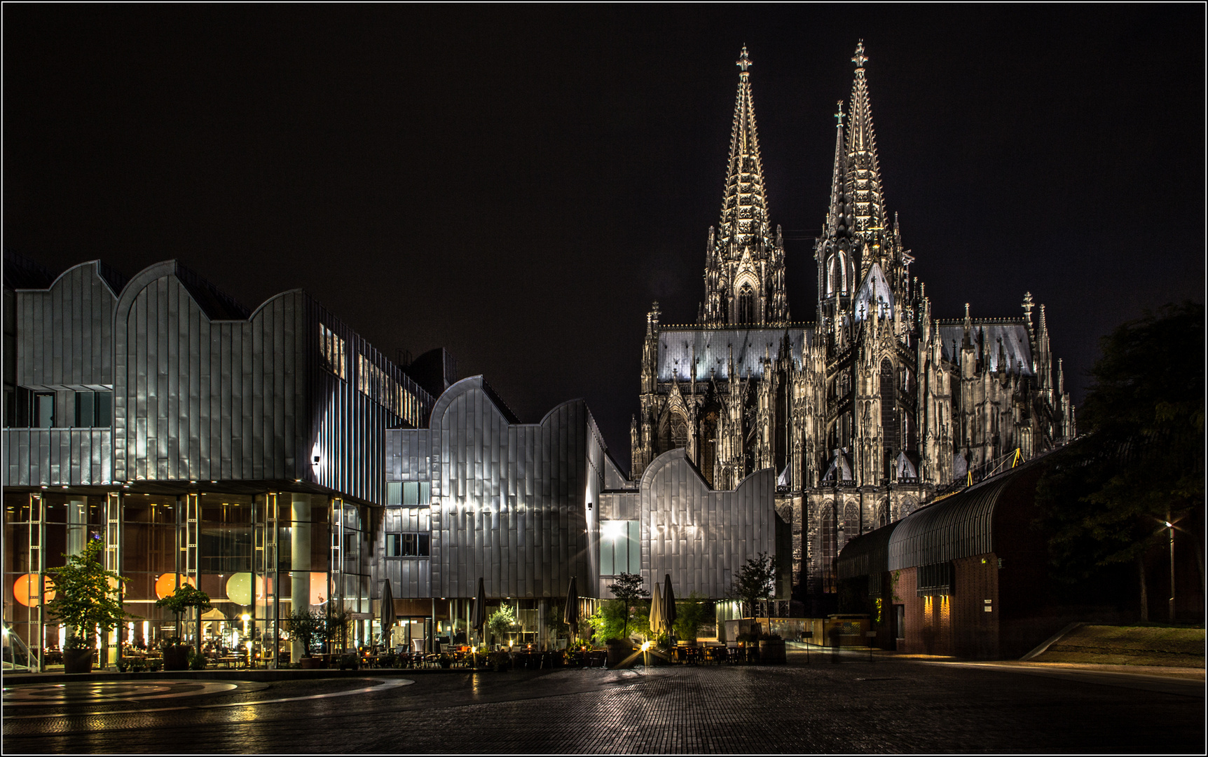 Ein leuchtendes Bauwerk in der Nacht