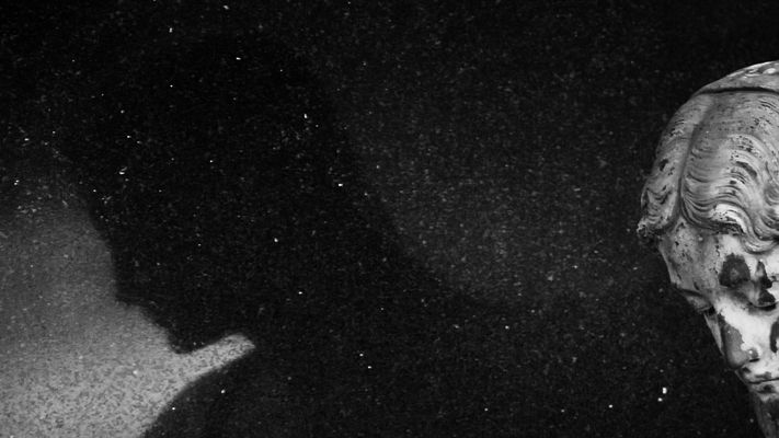 Ein Licht anzuzünden bedeutet auch immer, einen Schatten heraufzubeschwören...