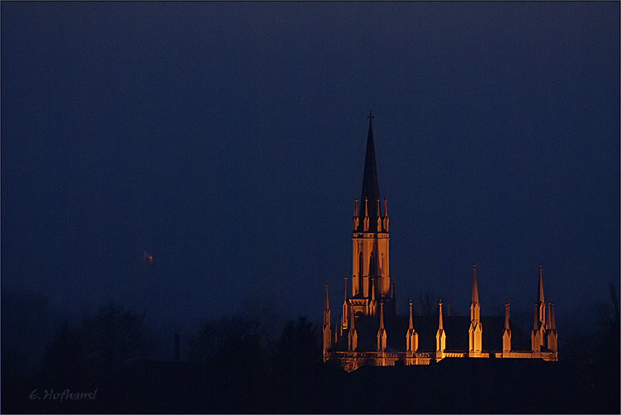 ein Licht in der blauen Stunde