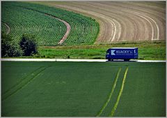 Ein LKW voll geladen mit Bildern