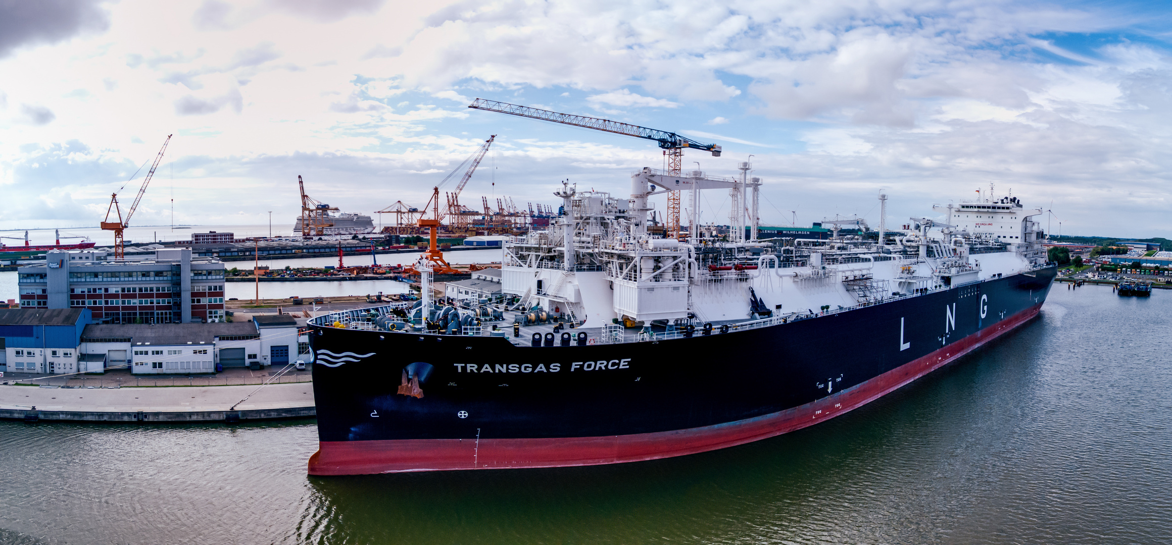 ein LNG Tanker vor der Fertigstellung im Bremerhaven 