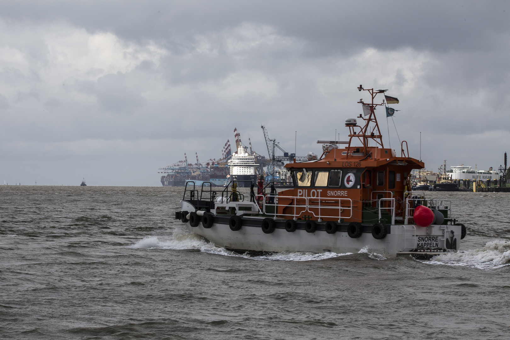 Ein Lotsenboot auf der Weser bei Bremerhaven