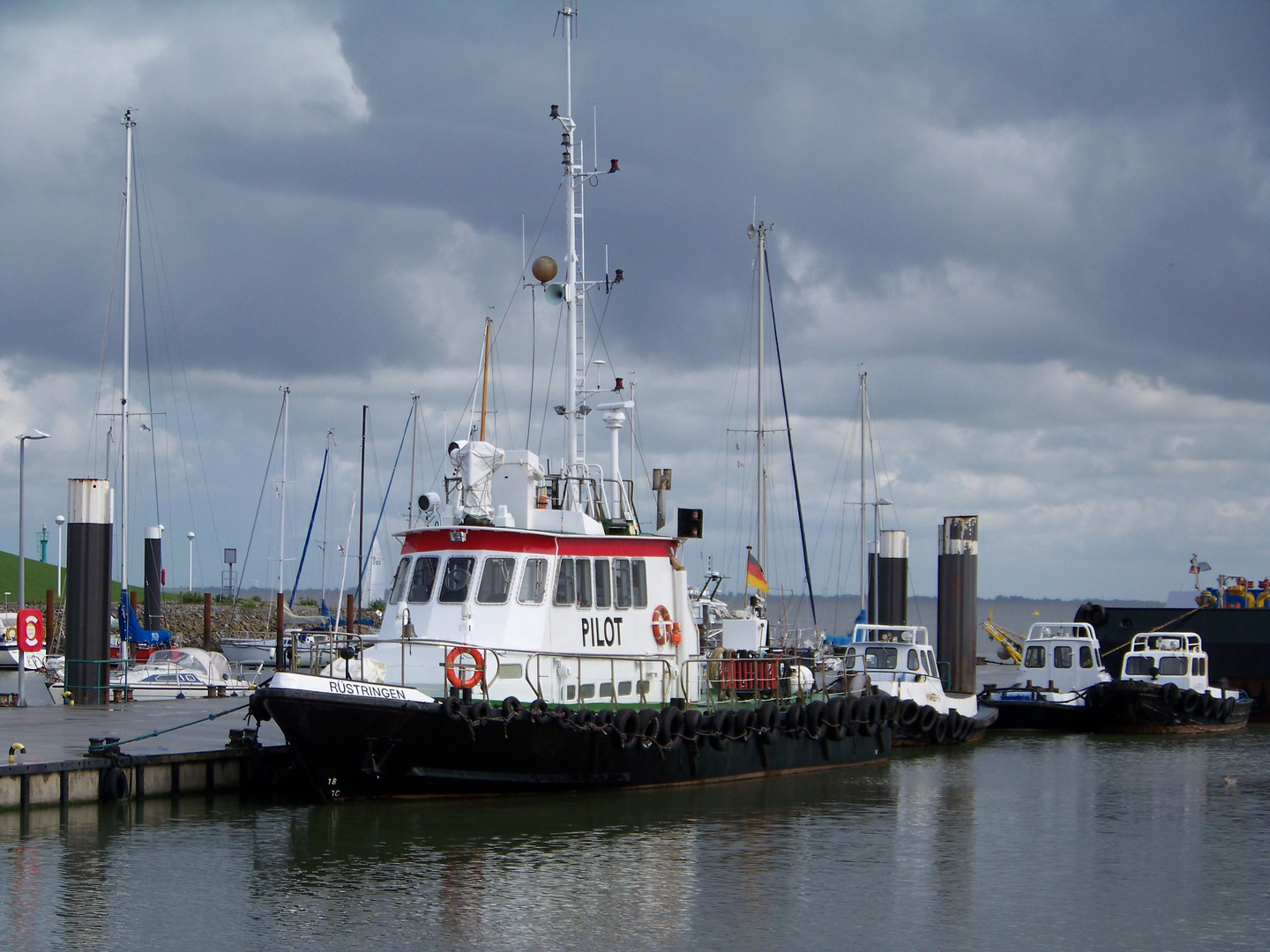 Ein Lotsenboot im Nassauhafen von Wilhelmshaven