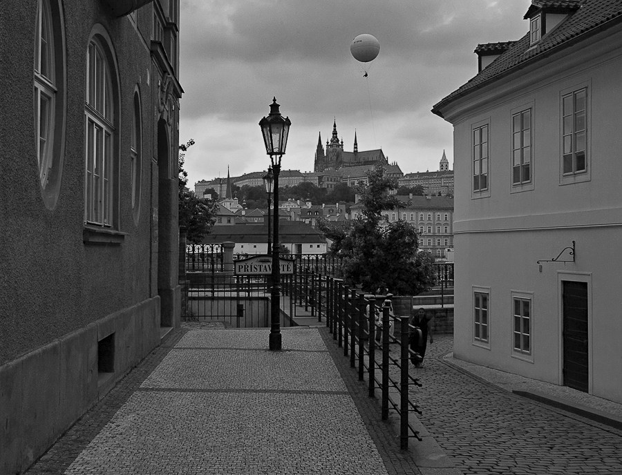 Ein Luftballon über Prag