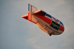 Ein Luftschiff schwebt über dem Rostocker Stadthafen
