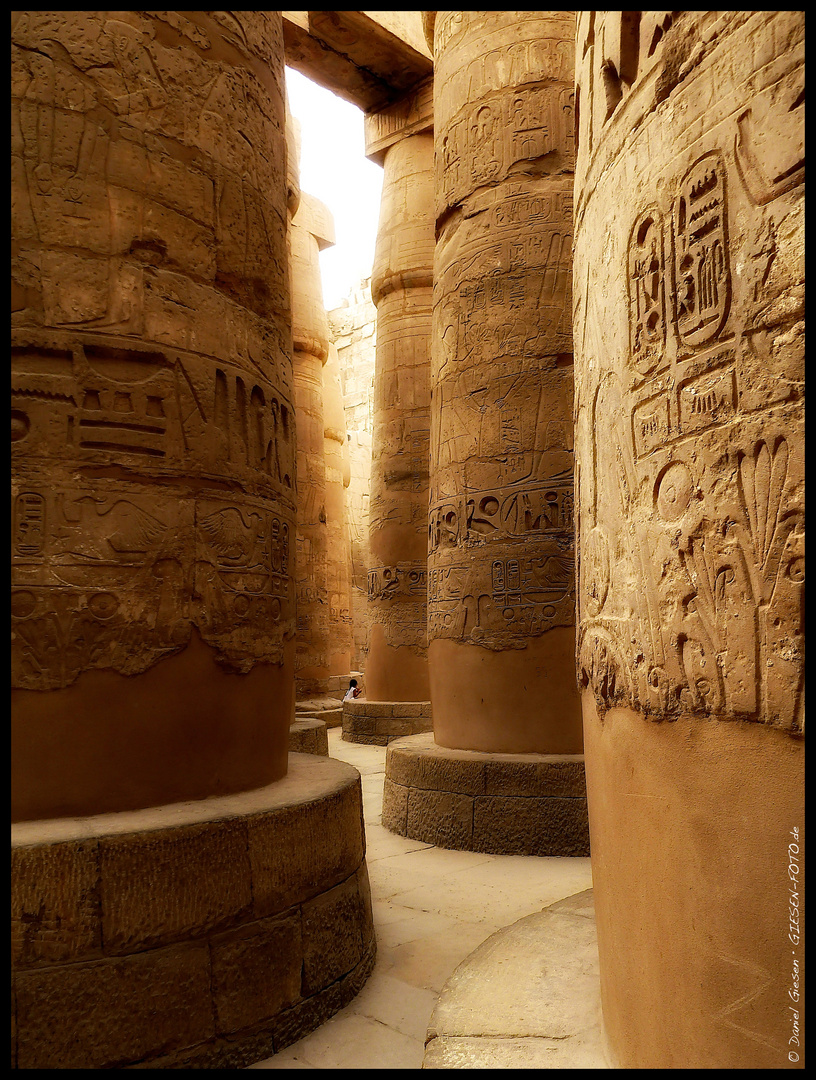 Ein Mädchen im gigantischen Säulensaal des Karnak Tempel, Luxor/Ägypten 2011