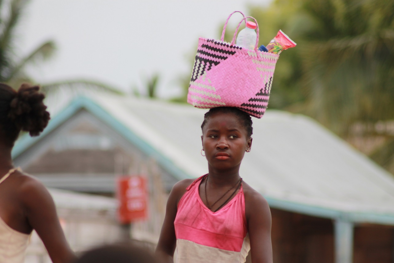 Ein Mädchen mit dem Korb auf dem Kopf in Belo sur mer