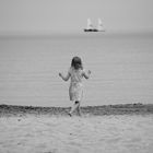 Ein Mädchen und seine Segelboote