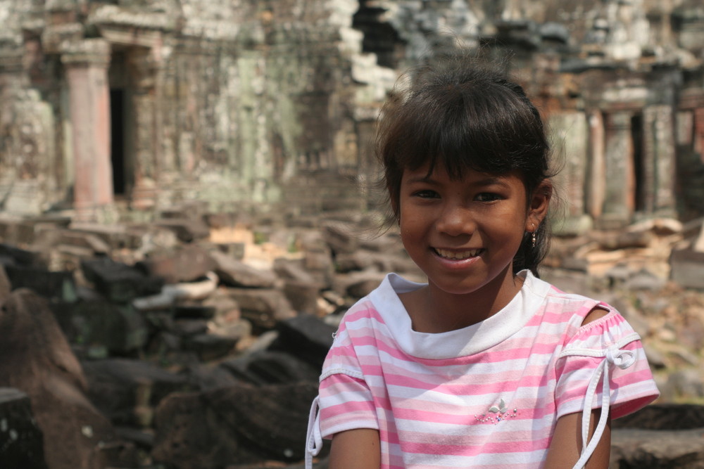 Ein Mädchen zwischen den Tempeln von Angkor, Cambodia