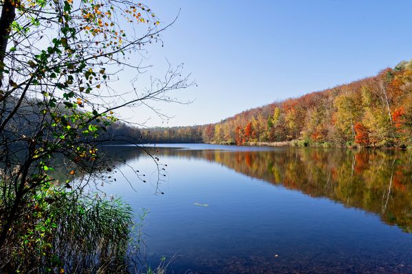 EIN MÄRCHEN AUS FARBEN - DER BLAUE SEE IM HERBSTWALD