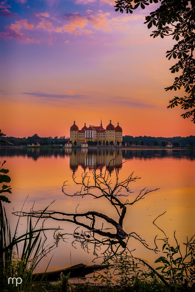 Ein Märchenschloß in der Abenddämmerung