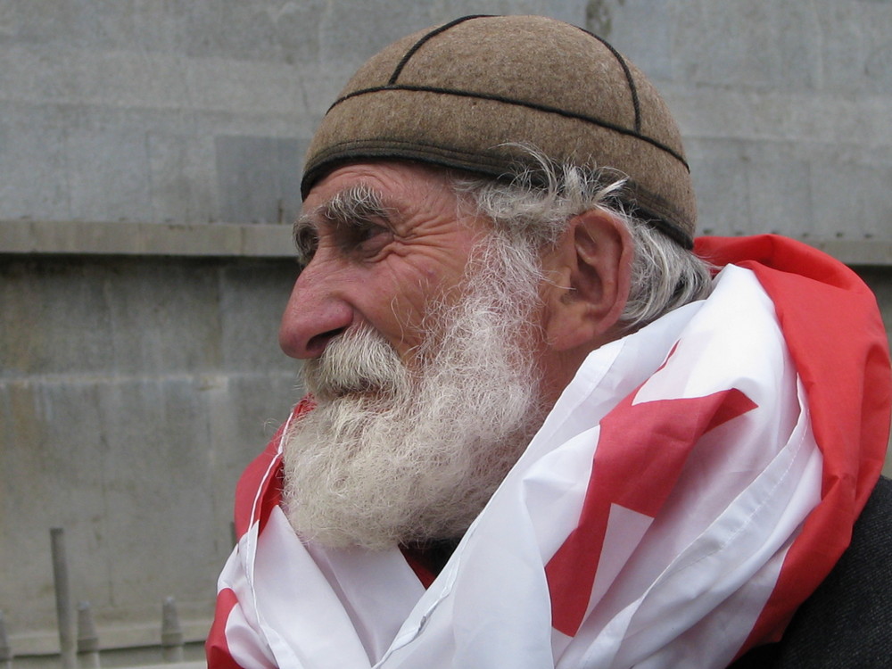 Ein Man mit georgische Flagge