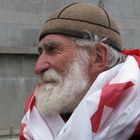 Ein Man mit georgische Flagge