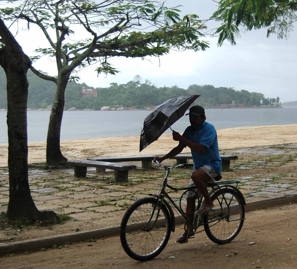 ein mann auf dem velo in paqueta